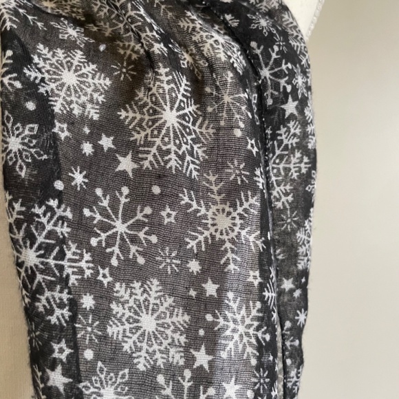❄️ Snowflake winter snowy snow stars night sky scarf - Picture 3 of 3